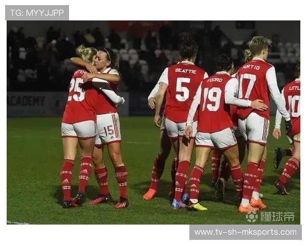 阿森纳女足加时夺冠，力克科林蒂安捧起冠军杯